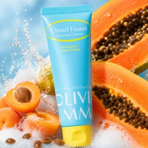 Tubka Olivia Umma Cloud Foam Hydrating Cleanser otoczona papają i wodą. Kompozycja sugeruje nawilżający i odświeżający charakter produktu.