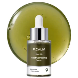 P.CALM Spot Correcting Serum butelka serum na tle kropli formuły kosmetyk do pielęgnacji skóry.