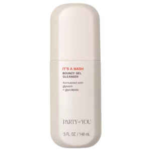 Minimalistyczne opakowanie Party of You It’s A Wash Bouncy Gel Cleanser na jasnym tle, prezentujące design produktu.