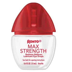 Zdjęcie butelki kropli do oczu Rohto Max Strength o pojemności 13 ml. Butelka ma przejrzysty, owalny kształt z czerwoną nakrętką. Na przodzie butelki widnieje napis „Rohto Max Strength” oraz informacje, że krople redukują zaczerwienienie i nawilżają oczy. Podana jest również pojemność