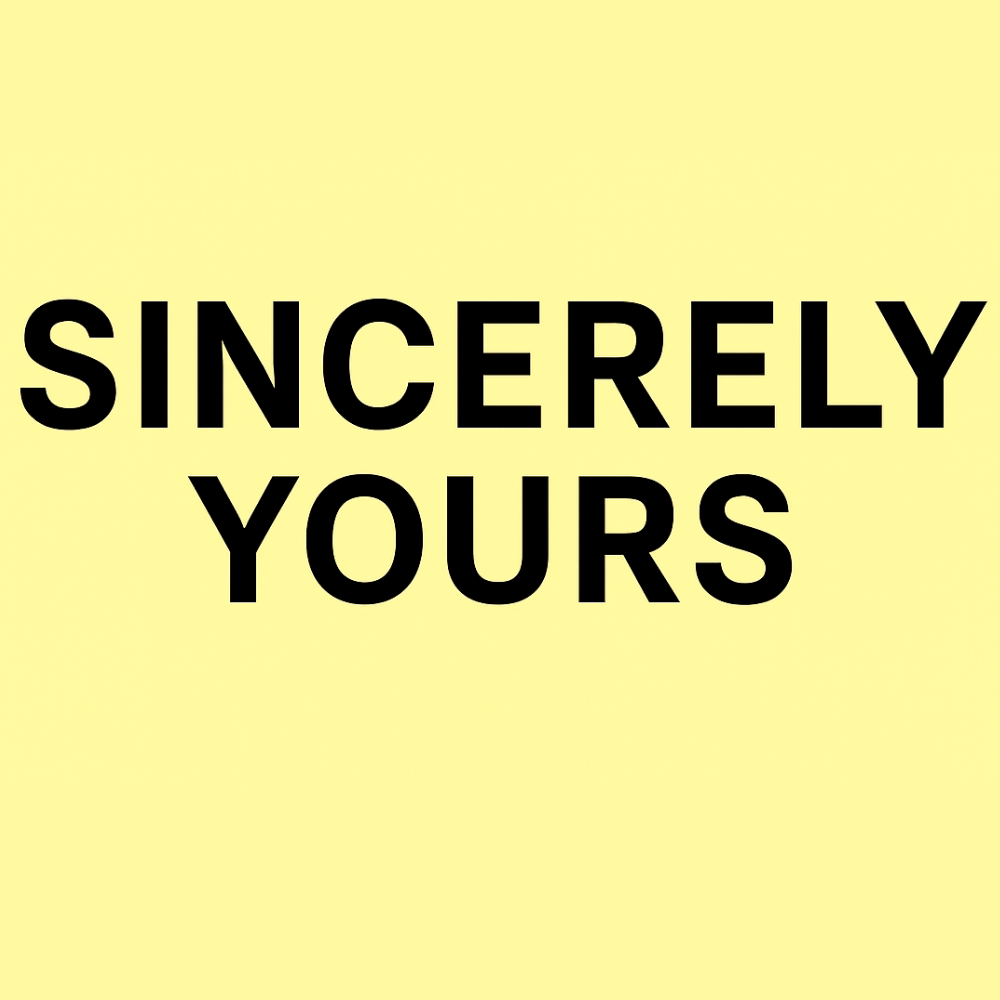 Napis „Sincerely Yours” w czarnej, pogrubionej typografii na tle w odcieniu pastelowej żółci.