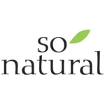 Logo marki So Natural na jasnym tle z zielonym listkiem w minimalistycznym, naturalnym stylu typograficznym.