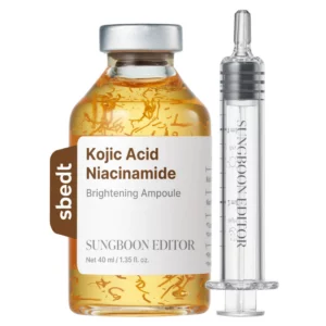 skincare 14 Sungboon Editor Kojic Acid Niacinamide Brightening Ampoule 40 ml – butelka z serum i aplikator w formie strzykawki na białym tle.