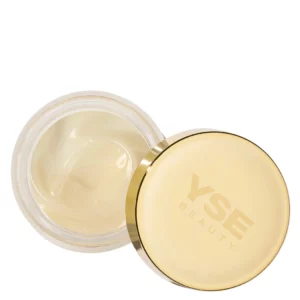 Otwarty słoiczek kosmetyku YSE Beauty z widoczną kremową formułą oraz złotą zakrętką. Minimalistyczne ujęcie produktu na jasnym tle.