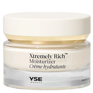Zbliżenie na elegancki słoiczek kremu YSE Beauty Xtremely Rich Moisturizer w odcieniach beżu i złota, ustawiony na jasnym tle, podkreślającym jego luksusowy, minimalistyczny design.