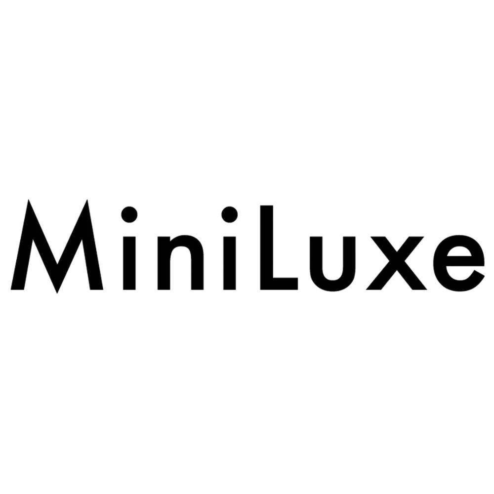 Mini Luxe logotyp marki kosmetycznej na białym tle.