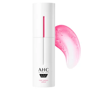 Start 45 Minimalistyczny packshot serum AHC Pro Shot Pore Eraser na jasnym tle. Białe opakowanie ustawione pionowo obok błyszczącego różowego swatcha serum podkreślającego lekką, glowową konsystencję produktu.