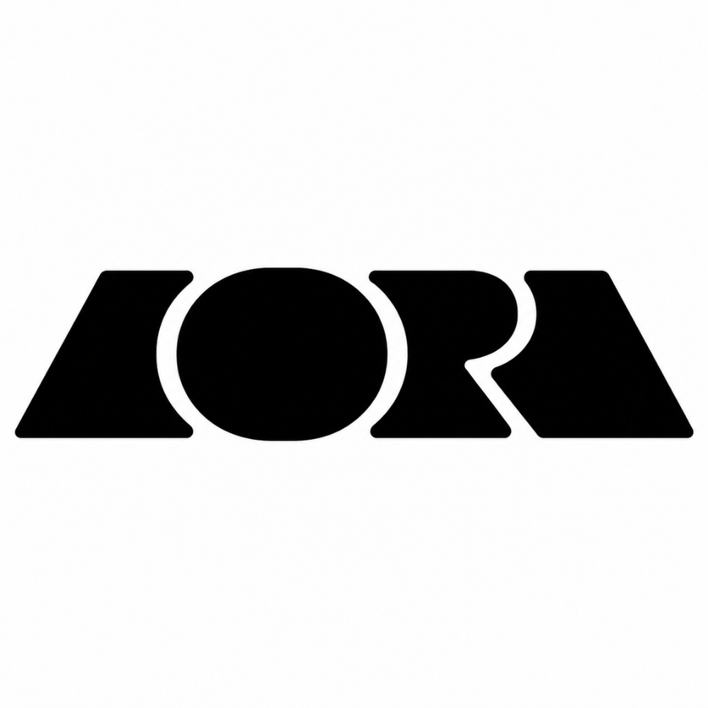 Logo AORA w minimalistycznym stylu – czarny geometryczny napis na jasnym tle z wyostrzonym wykończeniem.