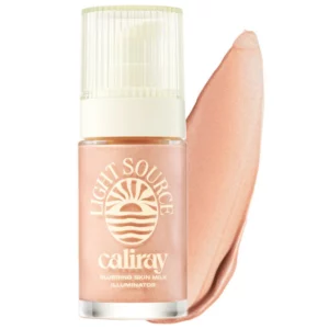 Caliray Light Source Blurring Skin Milk Illuminator z kremowym swatchem i świetlistym, perłowym wykończeniem na jasnym tle.