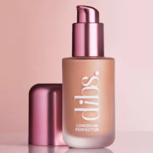 Opakowanie DIBS LoveBeam Perfector z metaliczną różową pompką na pudroworóżowym tle w estetyce premium beauty.