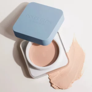 Dolce Glow by Isabel Alysa Body Balm SPF 50 w minimalistycznym kompakcie z kremową formułą i satynowym wykończeniem na jasnym tle.