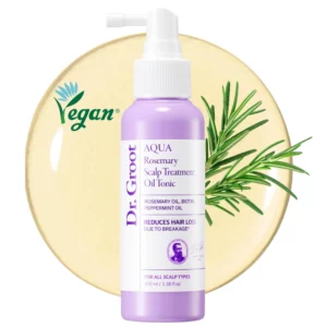 Grafika produktowa przedstawiająca fioletową butelkę toniku do skóry głowy Dr. Groot Rosemary Scalp Treatment Oil Tonic z białym aplikatorem. Za produktem znajduje się jasna, złocista kropla olejku oraz gałązka rozmarynu, a po lewej stronie widnieje zielone logo „Vegan”. Produkt przeznaczony jest do wszystkich typów skóry głowy i zawiera olejek rozmarynowy, biotynę oraz olejek z mięty pieprzowej.