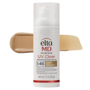 EltaMD UV Clear Tinted SPF 46 – lekki tonujący krem przeciwsłoneczny z niacynamidem na jasnym tle. Formuła pomaga optycznie wyrównać wygląd skóry i pozostawia naturalne, świeże wykończenie.
