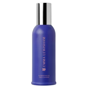 Packshot Emma Lewisham Illuminating Oil Cleanser na jasnym tle. Kobaltowoniebieska butelka z metaliczną srebrną pompką prezentuje luksusowy olejek do demakijażu i oczyszczania twarzy.
