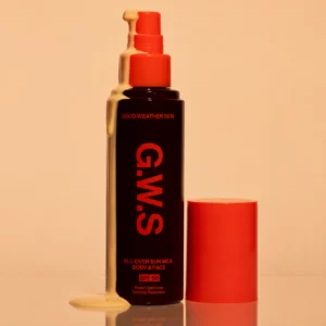 Packshot mineralnego mleczka Good Weather Skin All Over Sun Milk SPF50 z kremową formułą spływającą po opakowaniu na jasnym tle.