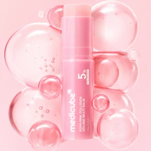 Różowy balsam Medicube PDRN Pink Collagen Volume Multi Balm wśród transparentnych bąbli na pastelowym tle. Produkt o glossy wykończeniu podkreśla efekt healthy glow i komfortowego nawilżenia skóry.