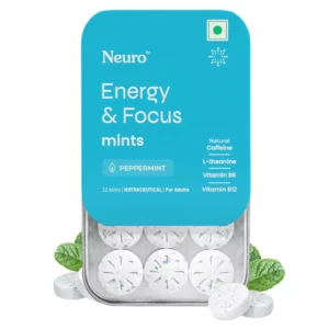 Packshot puszki Neuro Energy & Focus Mints z widocznymi miętówkami oraz świeżymi liśćmi mięty na jasnym tle.