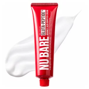 Packshot kremu NU BARE Gluta-Peptide Bouncy Skin Booster Cream na jasnym tle z kremową smugą produktu w tle.