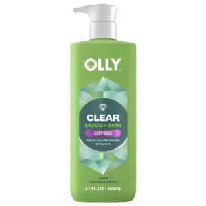 Butelka żelu do mycia ciała OLLY Clear Mood + Skin o pojemności 502 ml. Produkt znajduje się w jasnozielonym opakowaniu z białą pompką i etykietą w odcieniach zieleni oraz fioletu. Formuła zawiera kwas salicylowy, niacynamid i witaminę A, a wariant zapachowy to Crisp Vetiver Pear. Zdjęcie produktowe przedstawia opakowanie na jasnym, jednolitym tle.