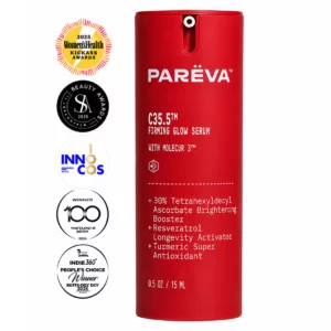 Packshot czerwonego serum PARĒVA na jasnym tle, ustawionego centralnie bez cienia, z widocznymi ikonami nagród poniżej opakowania, podkreślającymi prestiż i jakość produktu.