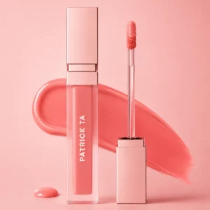 Packshot Patrick Ta Liquid Transition Brightening Blush przedstawiający płynny róż z aplikatorem oraz błyszczący swatch produktu na pastelowym różowym tle.
