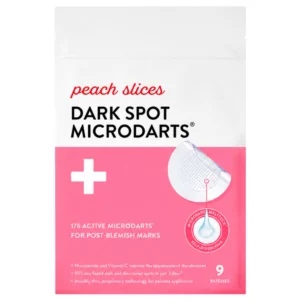 Opakowanie Peach Slices Dark Spot Microdarts - biała saszetka z różowym dolnym panelem, zawierająca 9 plastrów mikronakłuwających na przebarwienia potrądzikowe z niacynamidem i witaminą C, przedstawiona na białym tle.