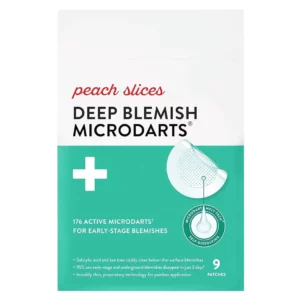 Packshot produktu Peach Slices Deep Blemish Microdarts na jasnym tle, prezentujący opakowanie z technologią mikrodartów i 9 plasterkami w środku.