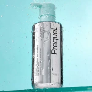 Prequel Gleanser + Salicylic Acid Cleanser - produkt oczyszczający do twarzy i ciała z kwasem salicylowym w transparentnej butelce z pompką, pokazany w wodnej aranżacji na turkusowym tle.