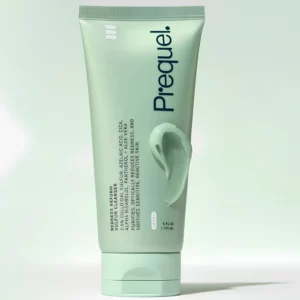 Prequel Redness Reform Sulfur Cleanser - miętowa tubka produktu oczyszczającego z siarką, kwasem azelainowym, CICA i aloesem, pokazana z kremową teksturą kosmetyku na opakowaniu.