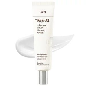 Dr. Reju-All PD3 Advanced PDLLA Firming Cream z rozsmarowaną konsystencją kremu w tle na minimalistycznym jasnym packshocie.