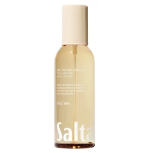 Minimalistyczne zdjęcie produktu Saltair Salt Water Vanilla Texturizing Wave Spray na jasnym tle. Teksturyzująca mgiełka do włosów dodająca objętości, miękkich fal i efektu effortless beach hair.