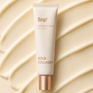 Luksusowy packshot kremu pod oczy SNP Gold Collagen Intensive Eye Cream na kremowej teksturze z efektem satynowego glow.