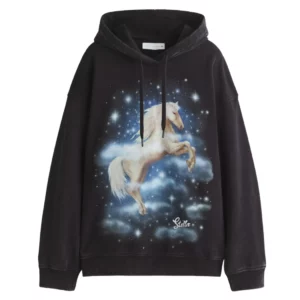 Czarna bluza hoodie Stella McCartney x H&M z dużym nadrukiem białego konia na tle gwiazd i chmur. Oversize’owy fason i artystyczny print nadają jej wyjątkowy, fashionowy charakter.