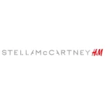 Logo Stella McCartney x H&M na jasnym tle z charakterystycznym minimalistycznym napisem i czerwonym logo H&M.
