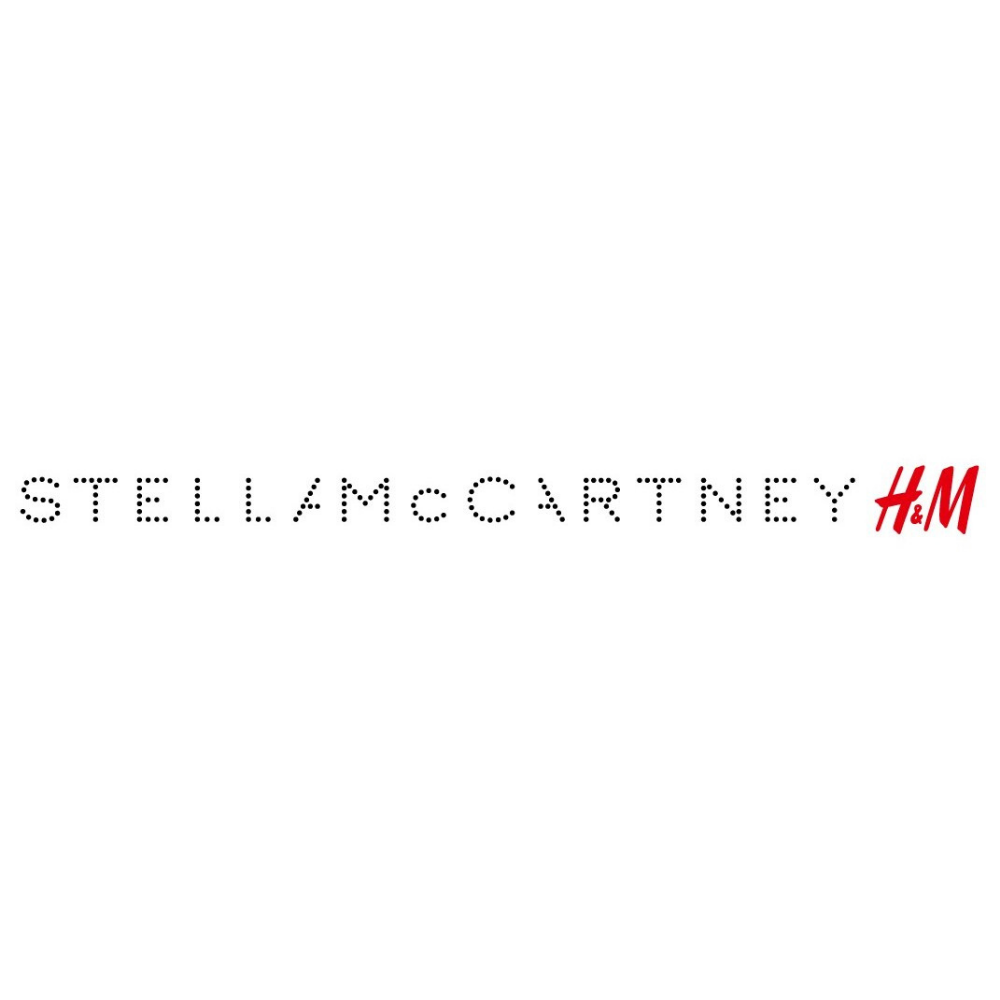 Logo Stella McCartney x H&M na jasnym tle z charakterystycznym minimalistycznym napisem i czerwonym logo H&M.