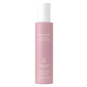 Minimalistyczne zdjęcie produktu Tan-Luxe Sci-Tech Sunscreen Body Mist SPF 30 na jasnym tle. Transparentna mgiełka ochronna do ciała z szerokopasmową ochroną UVA i UVB.
