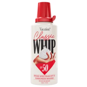 Opakowanie Vacation Classic Whip SPF 50 Sunscreen Mousse z czerwonym dozownikiem na białym tle.