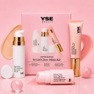 Luksusowy packshot YSE Beauty It Girl Glow Minis Kit na pastelowym różowym tle z serum peptydowym, bazą SPF 30 i nawilżającym tintem do ust w estetycznej kompozycji beauty glow.
