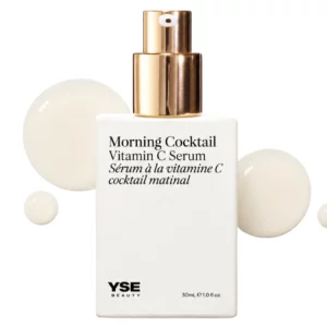 Start 52 Minimalistyczny packshot YSE Morning Cocktail Vitamin C Serum z elegancką złotą pompką i kroplami serum na jasnym tle.