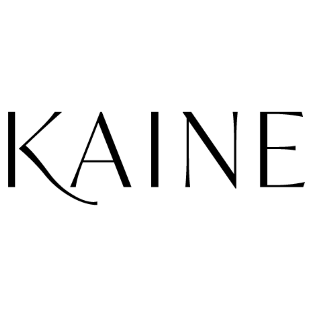 Logotyp marki Kaine ukazany nia białym, gładkim tle.