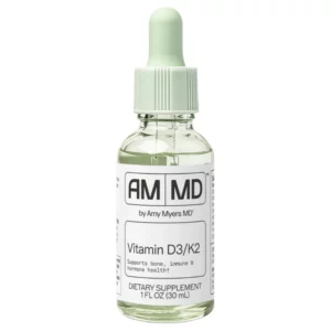 Wellness 1 Amy Myers MD Vitamin D3/K2 Liquid – suplement diety w kroplach z witaminą D3 i K2 w szklanej buteleczce z pipetą na białym tle.