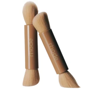 Rhode Pocket Brush – dwustronny pędzel do makijażu z miękkim syntetycznym włosiem do aplikacji produktów kremowych i pudrowych.