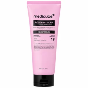 Na zdjęciu znajduje się odżywka do włosów i skóry głowy Medicube Rosemary PDRN Hair & Scalp Conditioner w różowej tubie na białym tle. Lekka odżywka z PDRN, rozmarynem i kompleksem 19 aminokwasów wzmacnia włosy, pielęgnuje skórę głowy oraz ułatwia codzienną pielęgnację.