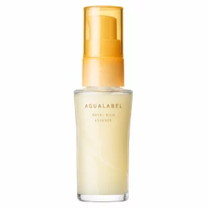 Shiseido AQUALABEL Royal Rich Essence – nawilżająca esencja z fermentowanym mleczkiem pszczelim, podwójnym kwasem hialuronowym i żeń-szeniem, prezentowana na białym tle.
