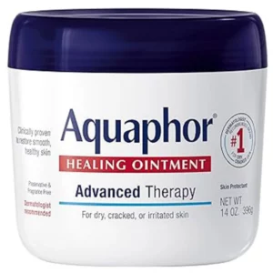 Aquaphor Healing Ointment Advanced Therapy – regenerująca maść ochronna do suchej, spękanej i podrażnionej skóry w dużym białym słoiku z granatową zakrętką. Bezzapachowa formuła z pantenolem, gliceryną i bisabololem pomaga wspierać odbudowę bariery ochronnej skóry, zapewniając długotrwałe natłuszczenie i ochronę przed utratą wilgoci.