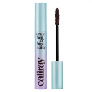 Packshot tuszu Caliray Come Hell or High Water 24-Hour Tubing Mascara w pastelowym opakowaniu z wysuniętą szczoteczką do precyzyjnej aplikacji.