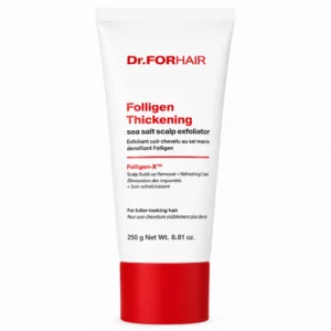Na zdjęciu znajduje się Dr.FORHAIR Folligen Thickening Sea Salt Scalp Exfoliator o pojemności 250 g. Produkt ma formę białej tuby z czerwonym zamknięciem i czerwono-czarną grafiką na opakowaniu, prezentowanej na jasnym tle. Peeling do skóry głowy z solą morską został stworzony, aby pomagać usuwać nadmiar sebum, martwy naskórek oraz zanieczyszczenia, wspierając świeżość i zdrowy wygląd włosów.