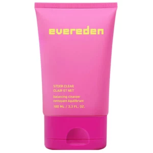 Na zdjęciu znajduje się produkt Evereden Steer Clear Balancing Cleanser 100 ml w różowej tubie z żółtym logo, przedstawiony na jasnym tle.