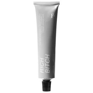 Freck Beauty Rich Bitch Moisturizer – nawilżający krem z kaktusem i witaminą C w minimalistycznej srebrnoszarej tubce na jasnym tle.