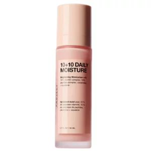 InnBeauty Project 10+10 Daily Moisture – rozświetlający krem nawilżający z witaminą C, peptydami, ceramidami i skwalanem na białym tle.